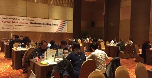 ▲ 지난 1일과 3일 충북도내 수출기업 관계자들이 홍콩과 중국 상해에서 수출상담을 하고 있다안과용 진료장치.  ⓒ뉴데일리
