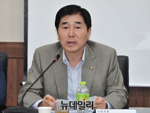 ▲ 새누리당 장윤석 의원이 4일 기자회견을 통해 교착상태에 빠진 선거구 획정 논쟁에 해답을 제시했다. 핵심은 자치구·시·군 분할 금지 원칙 조항을 수정함으로써 농어촌 지역구의 지역대표성을 확보하겠다는 것이다. ⓒ뉴데일리 이종현 기자