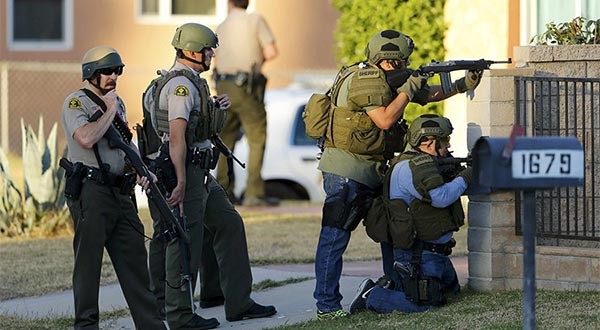 ▲ 지난 2일 오전 11시경(현지시간) LA 동부 샌버나디노에서 일어난 총기난사 사건 당시 범인과 대치 중인 현지 경찰들. ⓒ러시아 투데이 보도화면 캡쳐