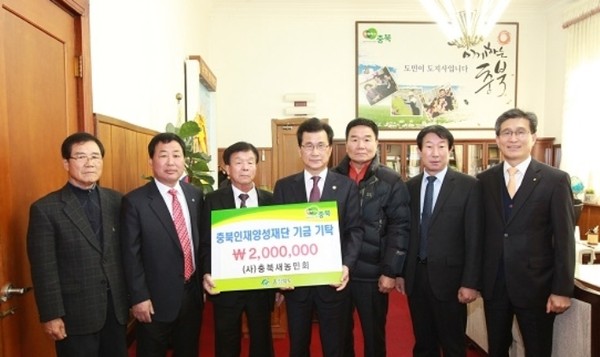 ▲ 충북새농민회 회원들이 4일 이시종 충북지사를 방문, 장학기금을 전달하고 있다. ⓒ뉴데일리