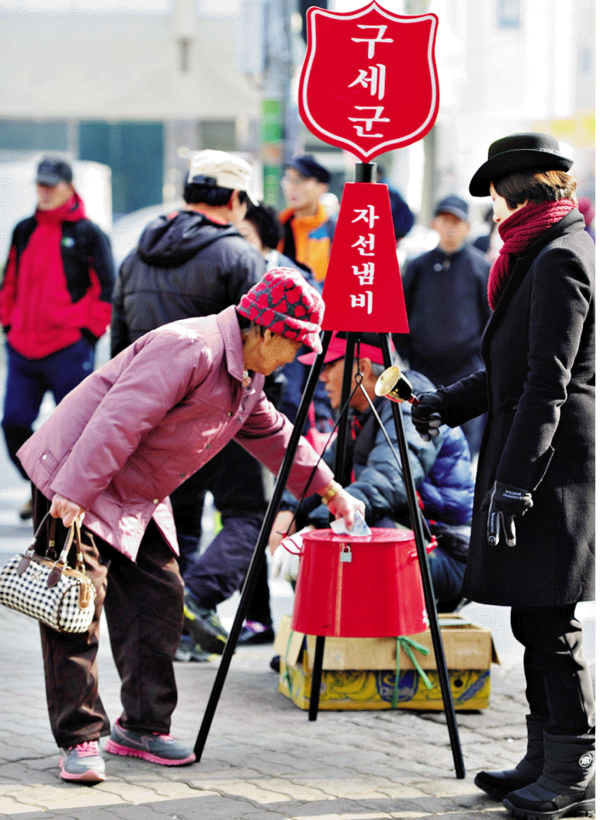 ▲ 지난 1일 청주 육거리 시장 인근에서 구세군 자선냄비에 한 할머니가 성금을 넣고 있다.ⓒ뉴데일리