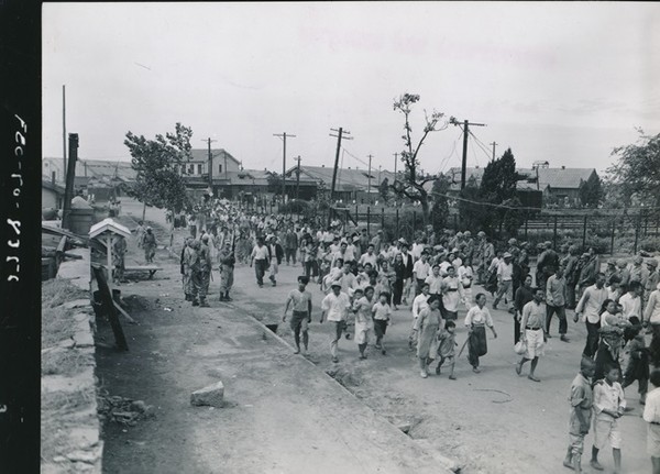 ▲ 1950년 9월 미(美) 해병대 제1사단과 국군 해병대에 의해 수복된 인천으로 복귀하는 피난민들. ⓒ국가기록원