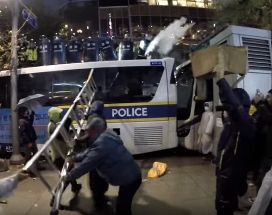 ▲ ⓒ ‘광화문 총궐기 폭력시위 현장 Korea riot 2015’ 화면 캡처