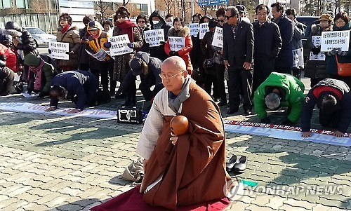 ▲ 보수 시민단체 회원들이 4일 오전 여의도 국회 앞에서 노동개혁법안 입법을 촉구하는 108인 108배 기자회견을 마친 뒤 절을 하고 있다. ⓒ 연합뉴스