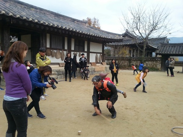 ▲ 기상청, 오늘날씨예보통해 모처럼 야외활동하기 좋은 날씨라고 예보했다. 경상도 하동 최참판댁에서 한 방송사 관계자가 놀러나온 놀이객을 취재하고 있다.ⓒ뉴데일리 스타 황용희