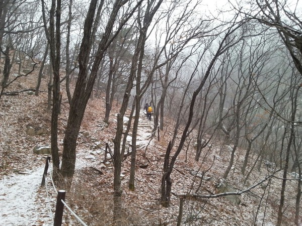 ▲ 한결 포근해진 날씨, 등산하기 딱 좋은 날씨다. 북한산에는 잔설이 있어 안전 상행을 해야 한다ⓒ뉴데일리 스타 황용희