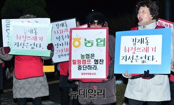 ▲ 2011년 10.26 재보궐선거 당일 서울광장에 모인 박원순 당시 후보 지지자들에게 큰절을 하는 김제동.  ⓒ 뉴데일리