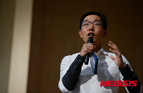 ▲ 2011년 10.26 재보궐선거 당일 서울광장에 모인 박원순 당시 후보 지지자들에게 큰절을 하는 김제동.  ⓒ 뉴데일리