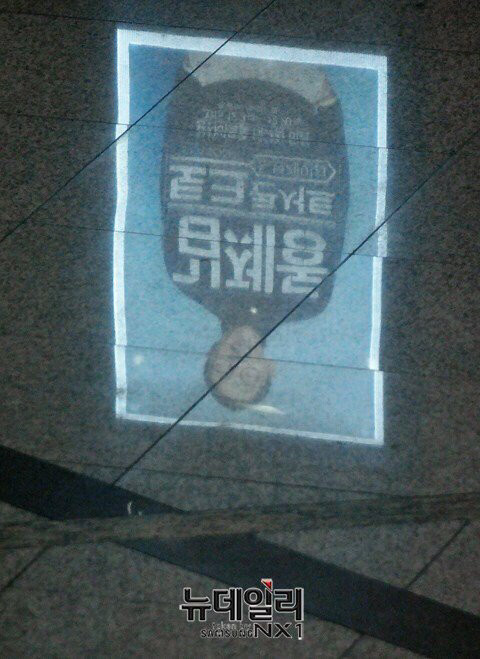 ▲ 2011년 10.26 재보궐선거 당일 서울광장에 모인 박원순 당시 후보 지지자들에게 큰절을 하는 김제동.  ⓒ 뉴데일리