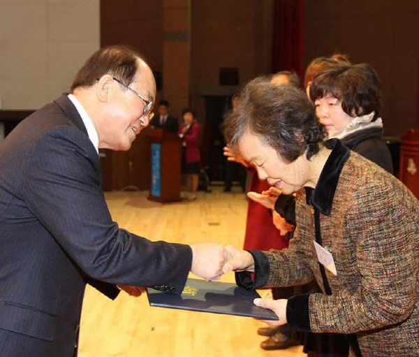 ▲ 류한우 단양군수(왼쪽)가 우수자원봉사자에세 상패를 전달하고 있다.사진제공=단양군