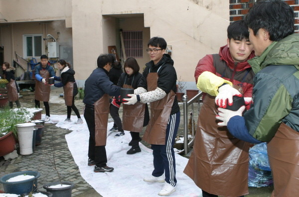 ▲ 어려운 이웃에 연탄을 전달하고 있는 건대 충주병원 직원들.사진제공=건대 충주병원