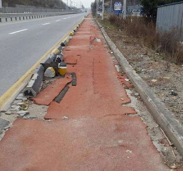 ▲ 깨지고 부서진 자전거도로.ⓒ뉴데일리