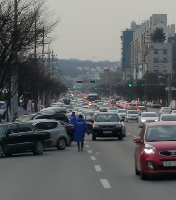 ▲ 5일 오후 청주 GS자이 분양모델하우스 주변 도로에는 불법 주차한 차량들로 인해 이 일대의 교통은 극심한 정체현상을 빚었다.ⓒ뉴데일리