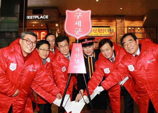 ▲ 구세군 자선냄비에 성금 넣고 있는 모습.사진=페이스북 캡쳐