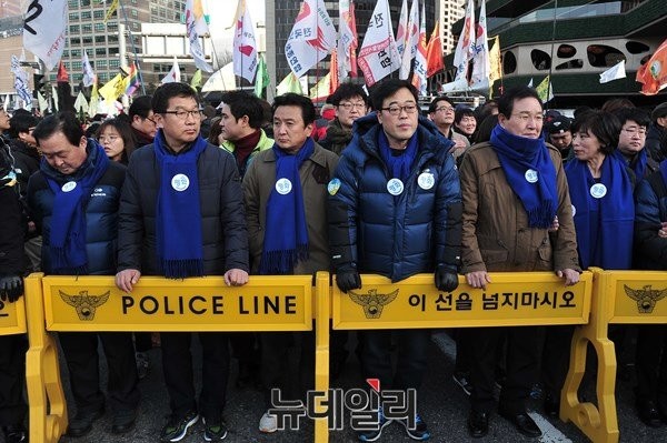▲ 2차 민중총궐기 집회에 참가한 새정치민주연합 소속 의원들이 폴리스라인 바로 앞에 서 있다. ⓒ 뉴데일리 이종현 기자