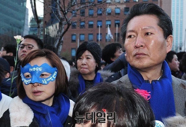 ▲ 2차 민중총궐기 집회에 참가한 새정치민주연합 은수미 의원과 정청래 의원. ⓒ 뉴데일리 이종현 기자