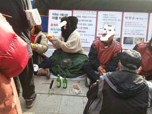 ▲ 2차 민중충궐기 집회 참가자들이 술판을 벌인 모습. ⓒ 뉴데일리DB