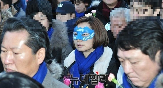 ▲ 가면을 쓰고 2차 민중총궐기 집회에 참가한 은수미 새정치민주연합 의원. ⓒ 뉴데일리 이종현 기자