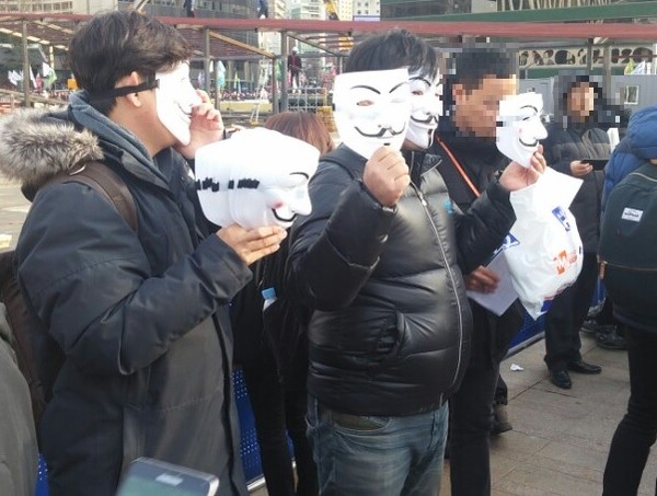 ▲ 집회 참가자들이 가면을 팔고 있다. ⓒ 뉴데일리 이길호 기자