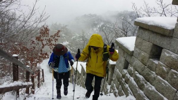 ▲ 겨울 북한산에는 아직도 눈이 남아있다.오늘날씨예보는 오늘 오후에는 기온이 올라가 겨울등산을 즐겨도 좋을 것 같다고 예보했다. 지난주 눈내리는 북한산 정상ⓒ뉴데일리 스타 황용희