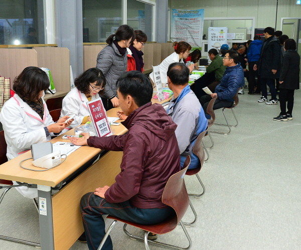 ▲ 지난달 제천우시장에서 펼쳐진 '현장보건소'모습.사진제공=제천시