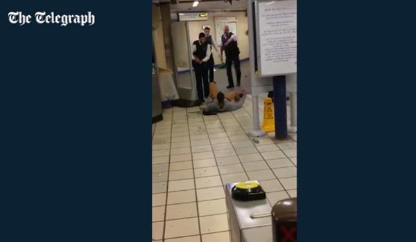 ▲ 지난 5일 오후 7시(현지시간) 런던 동부의 한 지하철 역에서 한 남성이 마체테(정글용 칼)로 행인들에게 테러를 가하다 붙잡혔다. 사진은 테러범에 경찰에 검거되는 모습. ⓒ英텔레그라프 공개 영상 캡쳐