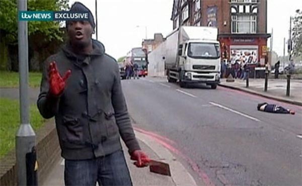 ▲ 2013년 5월 나이지리아 출신 무슬림이 정육용 칼로 행인들을 무차별 테러하던 당시 모습. ⓒ당시 英ITV 뉴스 독점 공개 영상 캡쳐
