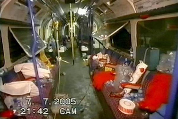 ▲ 2005년 7월 7일 알 카에다 조직원과 그 추종자들이 벌인 테러로 박살 난 런던 지하철 내부 모습. ⓒ당시 英정부 공개 영상 캡쳐-유튜브