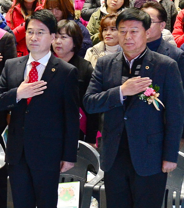 ▲ 국민의례를 하고 있는 강현삼, 윤홍찬 의원.ⓒ뉴데일리