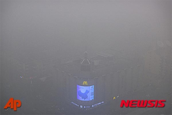 ▲ 지난 12월 1일 중국 베이징에 발생한 스모그의 모습. 일주일 만에 이와 같은 수준의 스모그가 또 발생했다. ⓒ뉴시스-AP. 무단전재 및 재배포 금지.