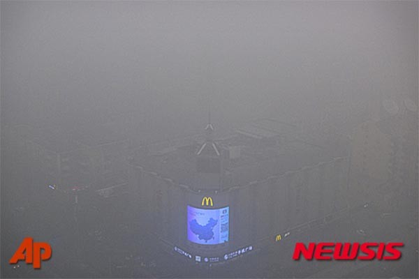 ▲ 지난 12월 1일 중국 베이징에 발생한 스모그의 모습. 일주일 만에 이와 같은 수준의 스모그가 또 발생했다. ⓒ뉴시스-AP. 무단전재 및 재배포 금지.