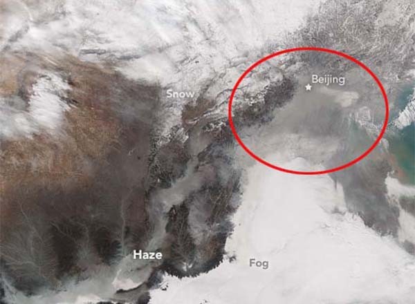 ▲ 지난 11월 30일(현지시간) 美항공우주국(NASA)이 공개한 베이징-텐진-허베이성 일대의 위성사진. 안개(Fog) 등으로 보이는 것이 모두 스모그다. ⓒ美NASA 공개 사진-조선닷컴.