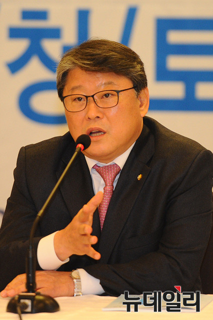 ▲ 조원진 새누리당 원내수석 부대표가 7일 아시아포럼 21정책토론회에 참석, 공천룰, 대구지역 경제 등 최근 지역의 정치 현안 등에 대한 자세한 입장을 밝히고 있다. ⓒ뉴데일리