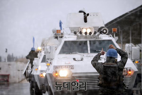 ▲ 동명부대원들이 차륜형 장갑차인 바라쿠다 장갑차를 타고 고정감시 작전에 나서고 있다.ⓒ국방부공동취재단