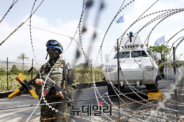 ▲ 판아랍고속도로의 갓길에서 동명부대원이 바라쿠다 장갑차 포탑에 서서 리타니강 이남으로 접근하는 테러 의심차량을 식별하는 작전을 펼치고 있다.ⓒ국방부공동취재단