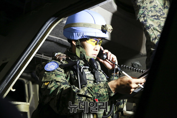 ▲ 동명부대 주둔지 인근에 있는 한 초소에서 경계병들이 거동수상자들의 움직임이 있는 지 확인하고 있다.ⓒ국방부공동취재단