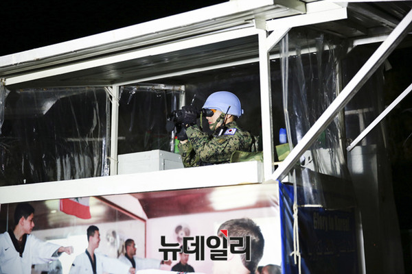 ▲ 리타니강 인근 도로의 한 거점에서 동명부대원들이 바라쿠다 장갑차를 정차한 채 테러 의심 세력의 강 이남 진입을 차단하기 위한 작전을 펼치고 있다.ⓒ국방부공동취재단