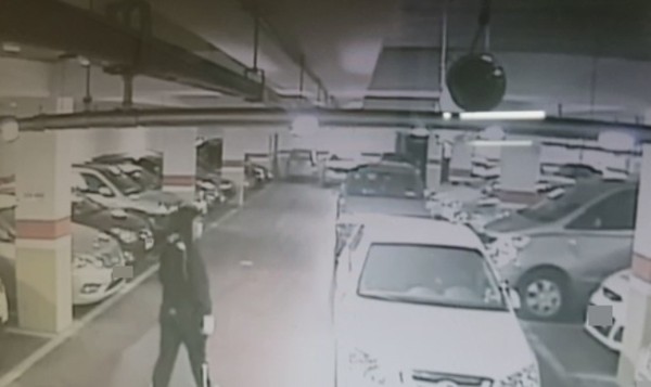 ▲ 지난 10월18일 충북 청주의 한 아파트 지하주차장에서 유모씨(21)가 차량을 물색하고 있다. ⓒ뉴데일리