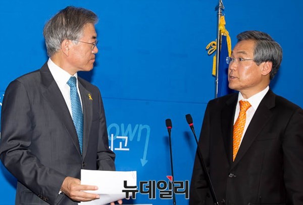 ▲ 새정치민주연합 문재인 대표가 지난 4·29 재보궐선거에서 참패한 이튿날, 굴하지 않겠다는 내용의 공개 발언을 한 직후 우윤근 당시 원내대표를 바라보고 있다. 우윤근 원내대표는 국민은 항상 옳다며 구구절절한 변명은 하지 않겠다고 말했다. ⓒ뉴데일리 이종현 기자