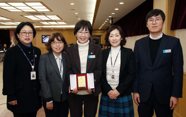 ▲ 왼쪽부터 진해구 석동 신해경 주무관, 성산구 산업과 박수령 주무관, 복지문화여성국 사회복지과 배을자 주무관, 도시정책국 부대협력과 최미완 주무관, 안전건설교통국 시민안전과 김령태 주무관ⓒ뉴데일리