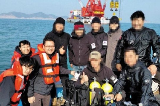 ▲ 특조위 조사관들이 지난달 22일 세월호 침몰현장에서 민간 잠수부들과 '활짝' 웃으며 찍은 사진을 찍어 논란이 일고 있다.  ⓒ 조선닷컴