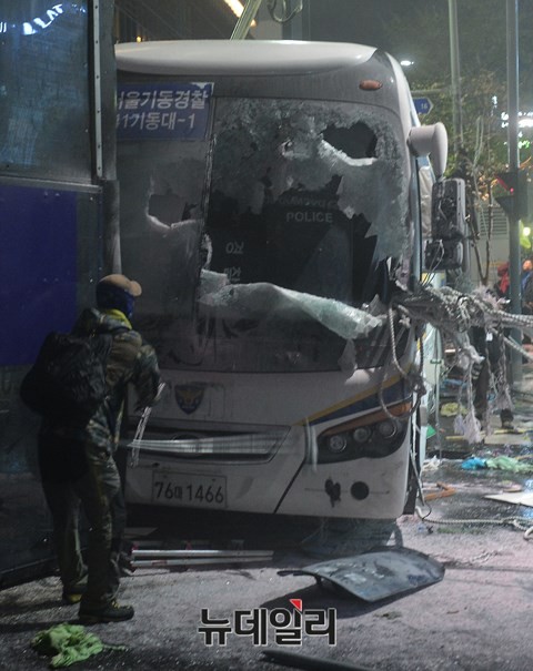 ▲ 지난달 14일 벌어진 광화문 폭동 당시 시위대에 의해 파손된 경찰버스. ⓒ 뉴데일리 정상윤 기자