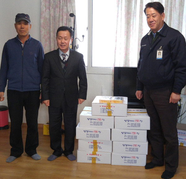 ▲ (주)일진글로벌 관계자가 송학면에 소화기 등을 전달하고 있다.사진제공=제천시