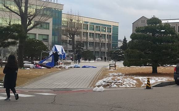 ▲ 지난 3일 '단식 농성 철회'를 조건으로 동국대 이사진이 자진 사퇴하자 다음날 단식 투쟁을 벌였던 학내구성원의 천막농성장이 철거되고 있다.