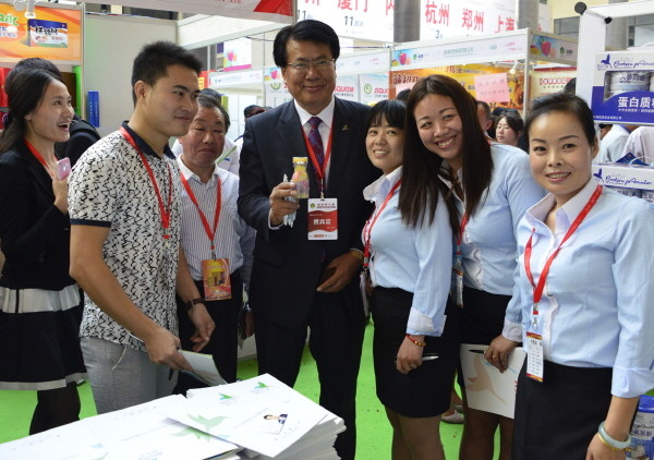 ▲ 이근규 시장(가운데)이 중국 장수시 약재약품교역회 참관 모습.사진제공=제천시