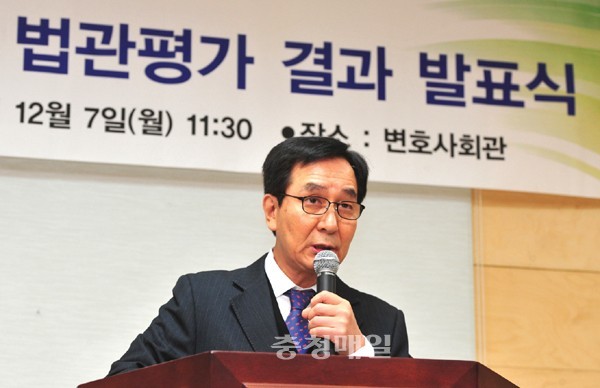 ▲ 김교형 충북지방변호사회 법관평가특별위원회 위원장이 7일 충북 청주시 변호사회관에서 법관평과 결과를 발표하고 있다. ⓒ뉴데일리