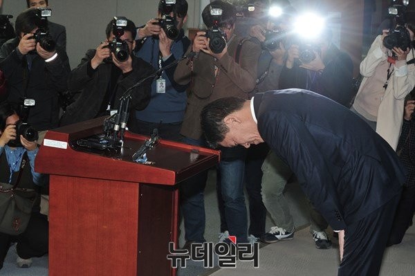 ▲ 새정치민주연합 주승용 최고위원이 8일 국회에서 기자회견을 열고 최고위원직 사퇴를 선언한 뒤 국민과 당원들을 향해 깊이 고개를 숙이고 있다. ⓒ뉴데일리 이종현 기자