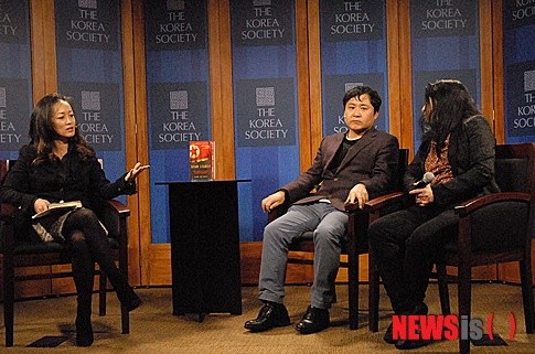 ▲ 뉴욕 코리아소사이어티에서 대담하는 장진성 교수.(뉴포커스 사진)