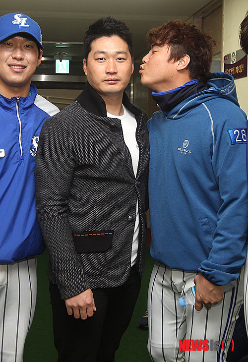 ▲ 오승환 선수가 삼성 동료들과 기념촬영을 하고 있다. 왼쪽부터 윤성환, 오승환, 안지만.  ⓒ 뉴시스