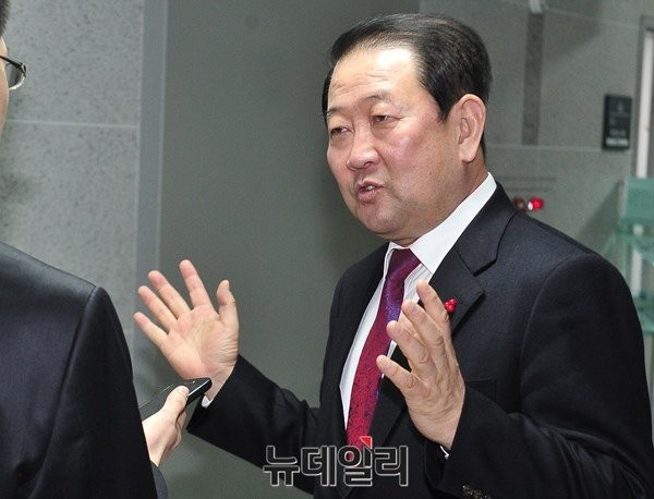 ▲ 통합신당 창당추진위원회의 공동위원장을 맡고 있는 무소속 박주선 의원이 8일 의원회관에서 비공개 추진위원회의를 진행하던 도중, 취재진의 요청에 따라 잠시 질의응답의 시간을 갖고 있다. ⓒ뉴데일리 이종현 기자